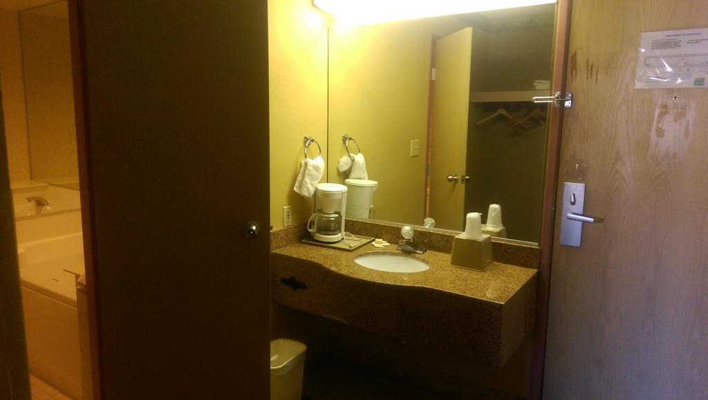 Days Inn & Suites By Wyndham Caseyville Zewnętrze zdjęcie
